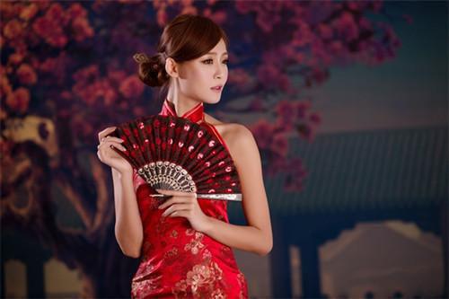 以凿子剖切用英语怎么说,以凿子剖切的英文翻译